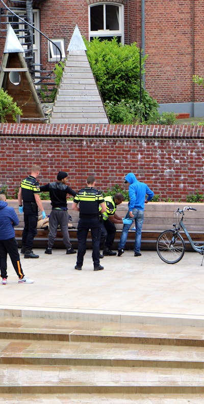 Preventief fouilleren door de politie bij een actie tegen drugsgerelateerde overlast in het centrum van Enschede. Etnische minderheden worden in Nederland vaker onderworpen aan politiecontroles dan witte Nederlanders terwijl daar geen objectieve reden voor is.