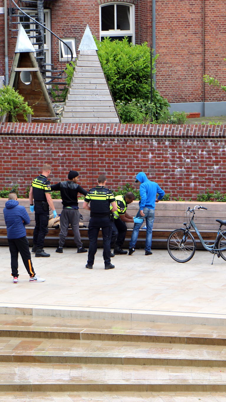 Preventief fouilleren door de politie bij een actie tegen drugsgerelateerde overlast in het centrum van Enschede. Etnische minderheden worden in Nederland vaker onderworpen aan politiecontroles dan witte Nederlanders terwijl daar geen objectieve reden voor is.