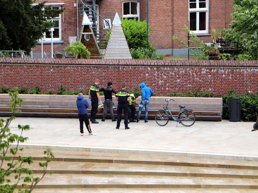 Preventief fouilleren door de politie bij een actie tegen drugsgerelateerde overlast in het centrum van Enschede. Etnische minderheden worden in Nederland vaker onderworpen aan politiecontroles dan witte Nederlanders terwijl daar geen objectieve reden voor is.