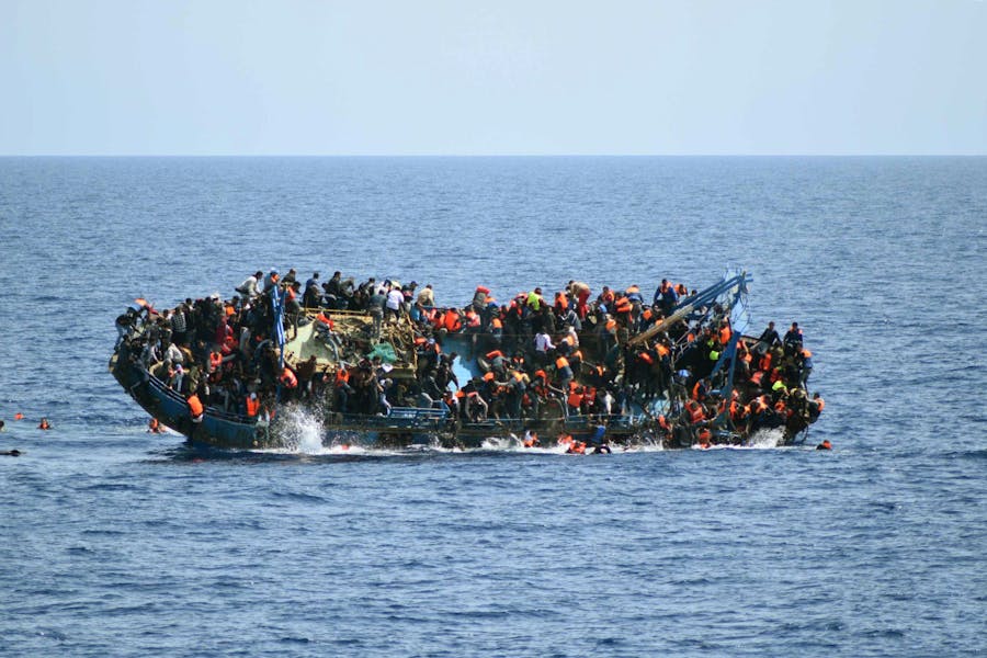 Migranten op een overvolle boot in de Middellandse Zee in mei 2016.