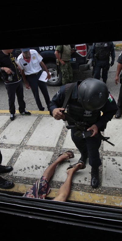 Politieagenten op de plek waar een jongen werd vermoord in Acapulco, Mexico. Het land wordt al geruime tijd geplaagd door drugsgerelateerd geweld.