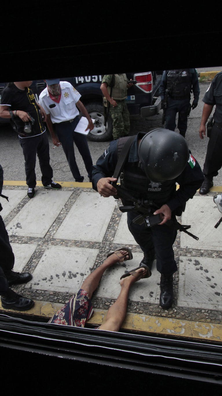 Politieagenten op de plek waar een jongen werd vermoord in Acapulco, Mexico. Het land wordt al geruime tijd geplaagd door drugsgerelateerd geweld.