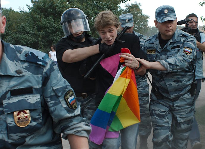 De Russische oproerpolitie arresteert homorechtenactivist Daniil Grachev tijdens een Gay Pride-evenement in Sint-Petersburg in juni 2013