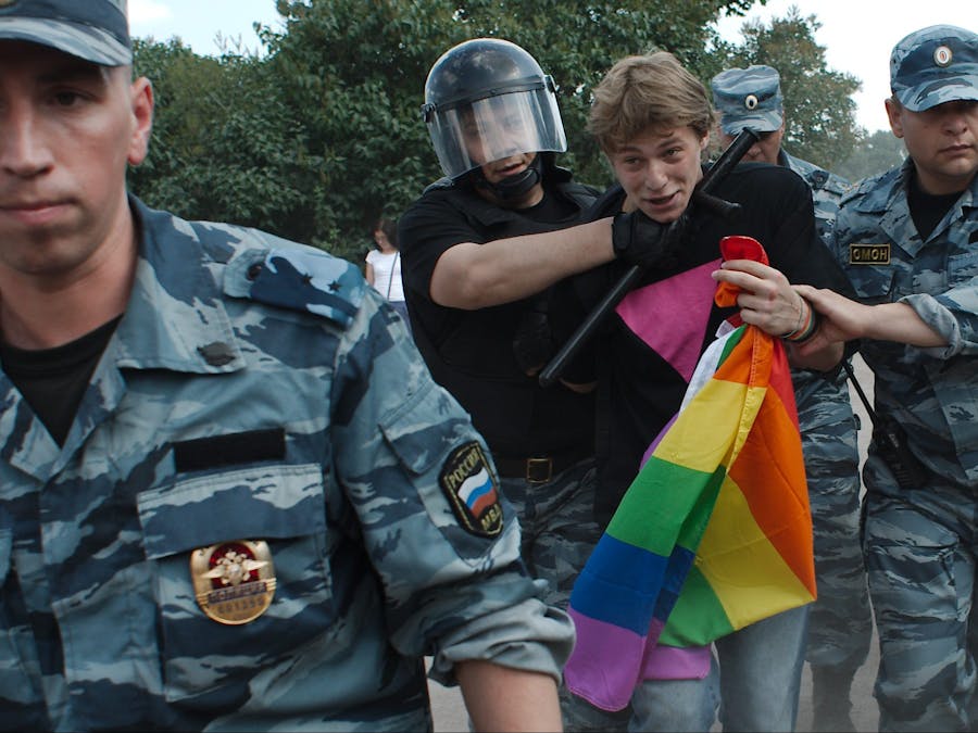De Russische oproerpolitie arresteert homorechtenactivist Daniil Grachev tijdens een Gay Pride-evenement in Sint-Petersburg in juni 2013