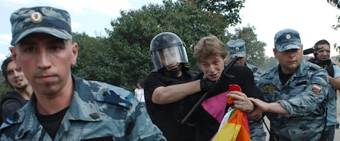 De Russische oproerpolitie arresteert homorechtenactivist Daniil Grachev tijdens een Gay Pride-evenement in Sint-Petersburg in juni 2013 De Russische oproerpolitie arresteert homorechtenactivist Daniil Grachev tijdens een Gay Pride-evenement in Sint-Petersburg in juni 2013