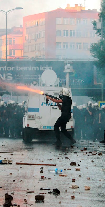 De politie zet traangas en rubberkogels in tegen demonstranten in de Turkse hoofdstad Ankara