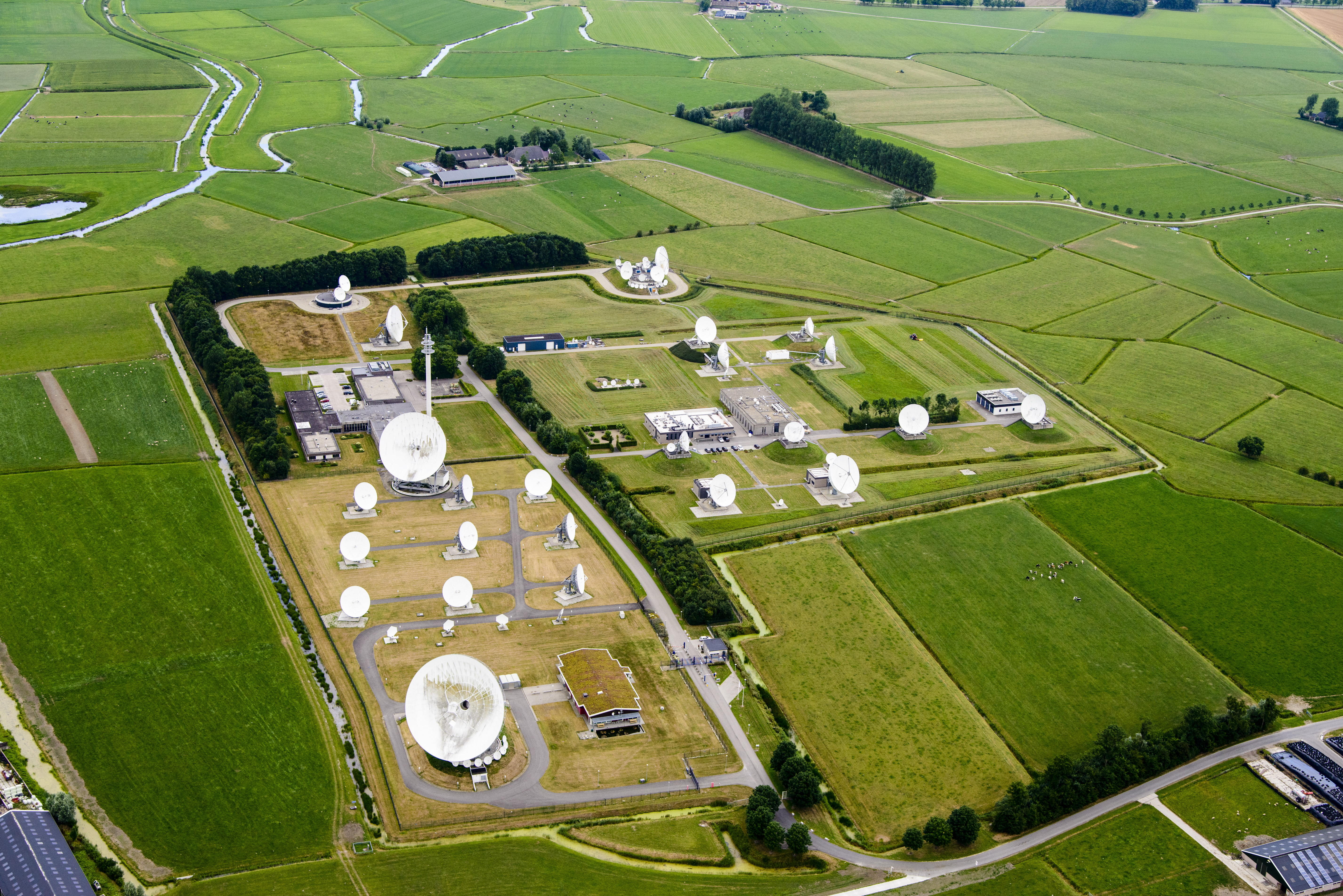 Nederland, Friesland, Burum, 05-08-2014; Satellietgrondstation 12, beter bekend als It Greate Ear (het grote oor). Het enige Nederlandse grondstation t.b.v. internationale verbindingen via telecommunicatiesatelliet. Op het terrein naast het Stratos satellietgrondstation heeft ook het Ministerie van Defensie, Nationale Signals Intelligence Organisatie (NSO), schotels geplaatst om, in het kader van de terrorismebestrijding, gegevens te onderscheppen van telecommunicatie satelieten. Satelite communication ground station, used to intercept telecommunications satellites data.