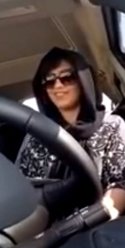 Loujaine al-Hathloul, die zich inzet voot het recht om te mogen autorijden