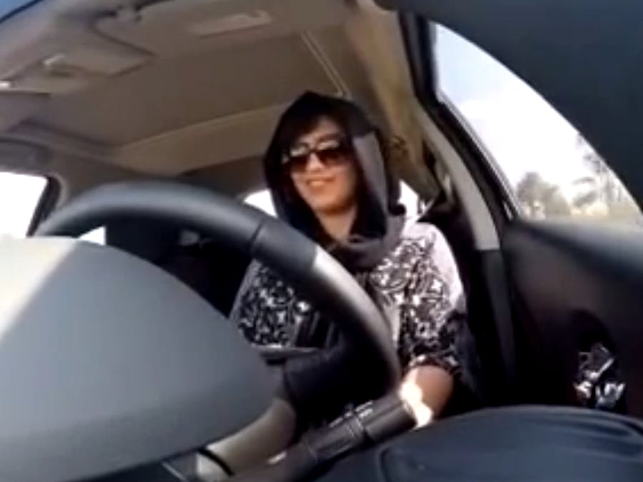 Loujaine al-Hathloul, die zich inzet voot het recht om te mogen autorijden