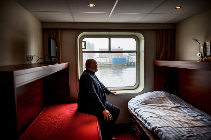 Groningen, 09-01-2017, Hotelschip Amanpuri voor uitgeprocedeerde asielzoekers legt aan bij Berlagebrug. Directeur John van Tilborg van bed-bad-broodopvang en als directeur van stichting Inlia , in 1 van de slaaphutten.