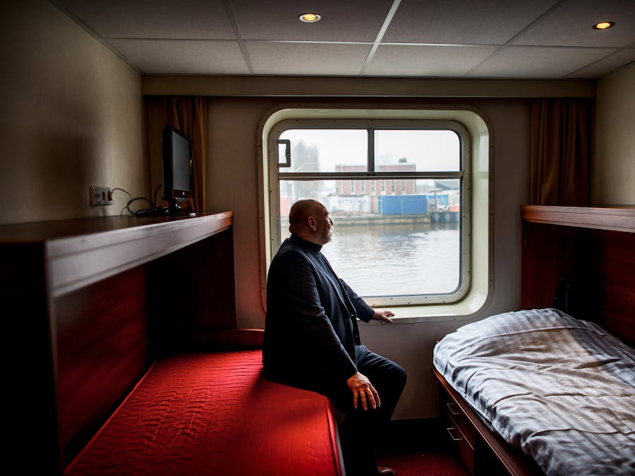 Groningen, 09-01-2017, Hotelschip Amanpuri voor uitgeprocedeerde asielzoekers legt aan bij Berlagebrug. Directeur John van Tilborg van bed-bad-broodopvang en als directeur van stichting Inlia , in 1 van de slaaphutten.