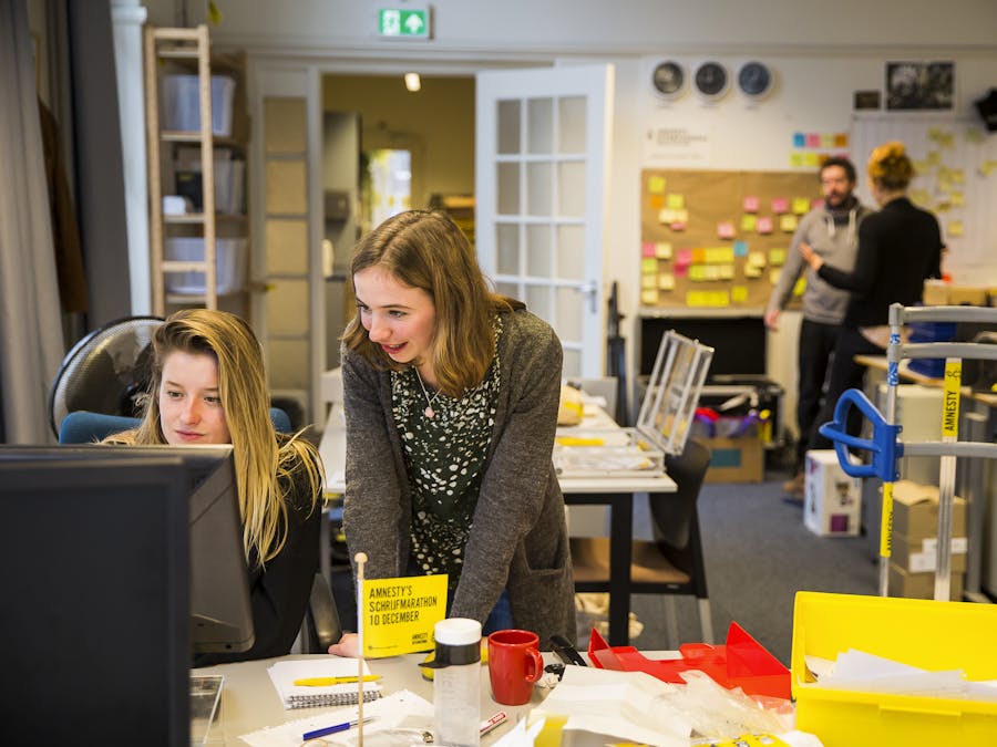 Amnesty-medewerkers op het kantoor in Amsterdam