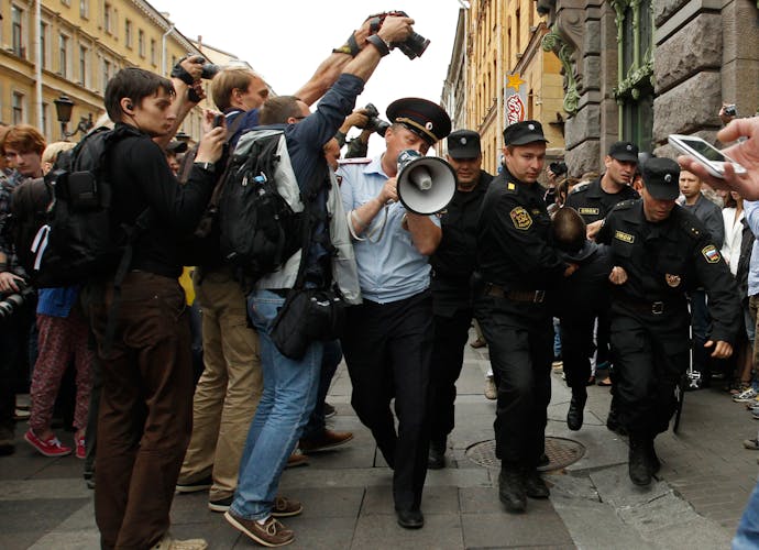 De Russische oproerpolitie arresteert een man die protesteert tegen de veroordeling van oppositieleider Alexei Navalny tot vijf jaar gevangenisstraf