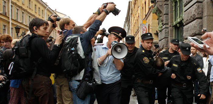 De Russische oproerpolitie arresteert een man die protesteert tegen de veroordeling van oppositieleider Alexei Navalny tot vijf jaar gevangenisstraf