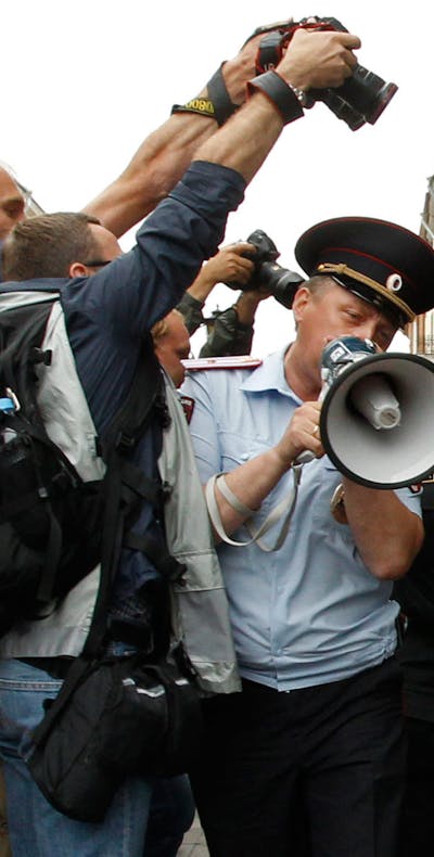 De Russische oproerpolitie arresteert een man die protesteert tegen de veroordeling van oppositieleider Alexei Navalny tot vijf jaar gevangenisstraf