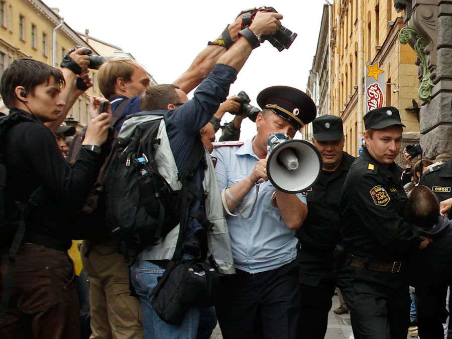De Russische oproerpolitie arresteert een man die protesteert tegen de veroordeling van oppositieleider Alexei Navalny tot vijf jaar gevangenisstraf