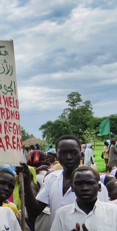 Bevolking in de door SPLM-Noord gecontroleerde Blauwe Nijl regio van Soedan vraagt om een beëindiging van de bombardementen die door de Soedanese regering worden uitgevoerd. Dit beeld is vastgelegd door een monitor uit de Blauwe Nijl regio in april 2014.