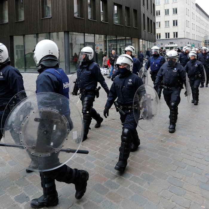 Belgische oproerpolitie door de straten van de Brusselse wijk Molenbeek, april 2016.