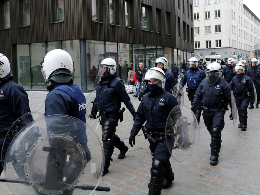 Belgische oproerpolitie door de straten van de Brusselse wijk Molenbeek, april 2016.