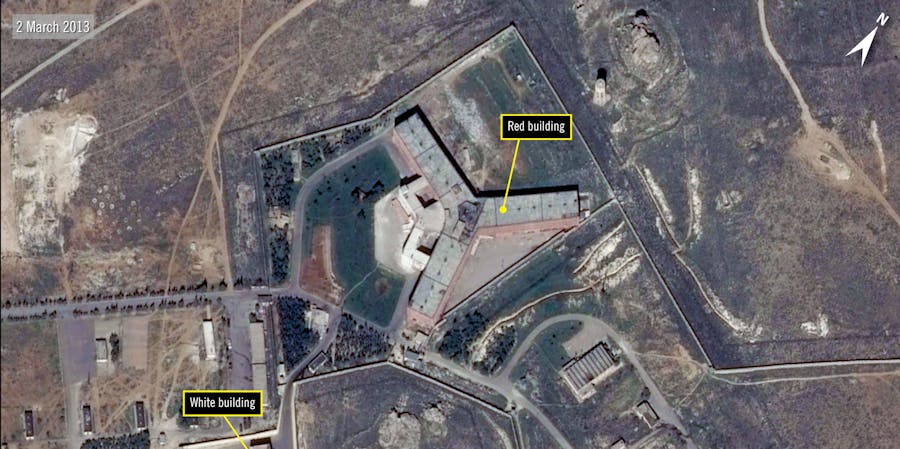 Satellietfoto van de beruchte Saydnaya-gevangenis in Syrië