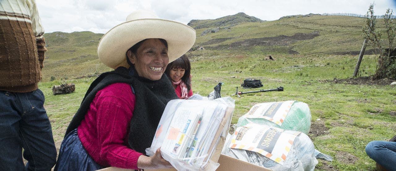 Maxima Acuña uit Peru neemt kaarten en brieven in ontvangst van de Schrijfmarathon 2016.