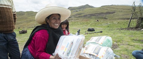 Maxima Acuña uit Peru neemt kaarten en brieven in ontvangst van de Schrijfmarathon 2016.