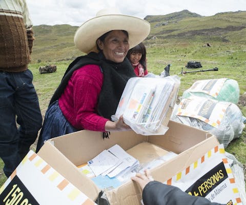Maxima Acuña uit Peru neemt kaarten en brieven in ontvangst van de Schrijfmarathon 2016.