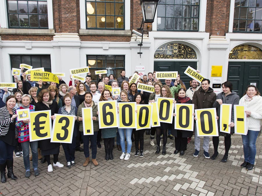 Amnesty-medewerkers bedanken de deelnemers van de Postcode Loterij