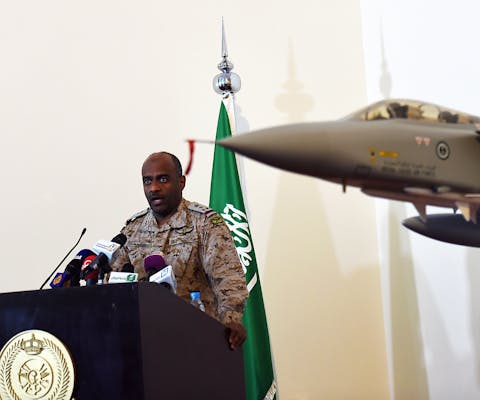 Ahmed Asiri, Saudisch generaal en woordvoerder van de door Saudi-Arabië geleide coalitie, spreekt de media toe. Ahmed Asiri, Saudisch generaal en woordvoerder van de door Saudi-Arabië geleide coalitie, spreekt de media toe.