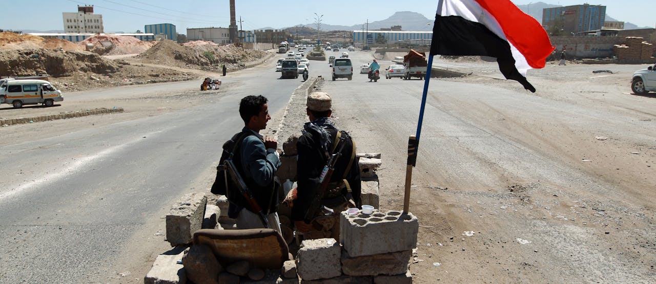 Huthi-militie bemant een checkpoint in Sanaa, oktober 2014.