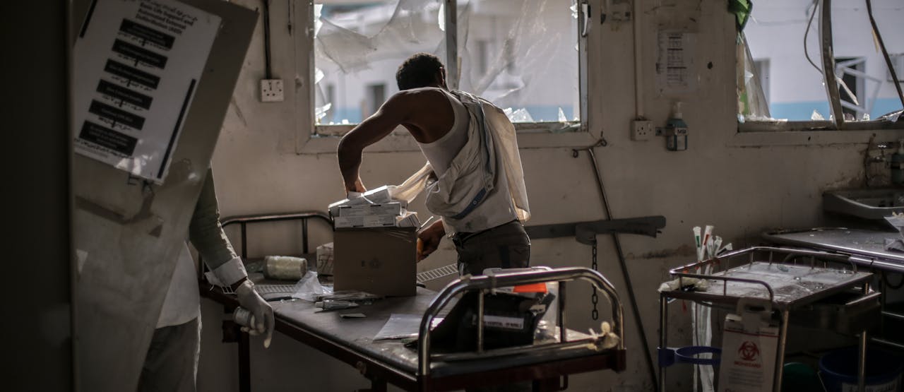 Ziekenhuismedewerkers redden de onbeschadigde apparatuur en medicijnen die zijn achtergebleven in de afdeling spoedeisende hulp van een ziekenhuis van Artsen Zonder Grenzen. Het ziekenhuis werd op 19 augustus 2016 geraakt door een luchtaanval van de coalitie onder leiding van Saudi-Arabië op 19 augustus 2016.
