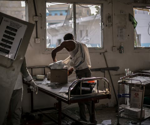 Ziekenhuismedewerkers redden de onbeschadigde apparatuur en medicijnen die zijn achtergebleven in de afdeling spoedeisende hulp van een ziekenhuis van Artsen Zonder Grenzen. Het ziekenhuis werd op 19 augustus 2016 geraakt door een luchtaanval van de coalitie onder leiding van Saudi-Arabië op 19 augustus 2016. Ziekenhuismedewerkers redden de onbeschadigde apparatuur en medicijnen die zijn achtergebleven in de afdeling spoedeisende hulp van een ziekenhuis van Artsen Zonder Grenzen. Het ziekenhuis werd op 19 augustus 2016 geraakt door een luchtaanval van de coalitie onder leiding van Saudi-Arabië op 19 augustus 2016.
