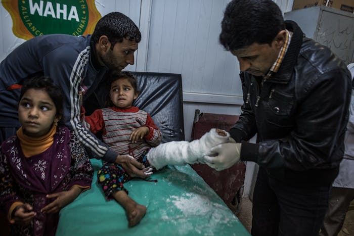 Manor Fouad Jasem wordt in een ziekenhuis in het oosten van Mosul behandeld aan een kogelwond