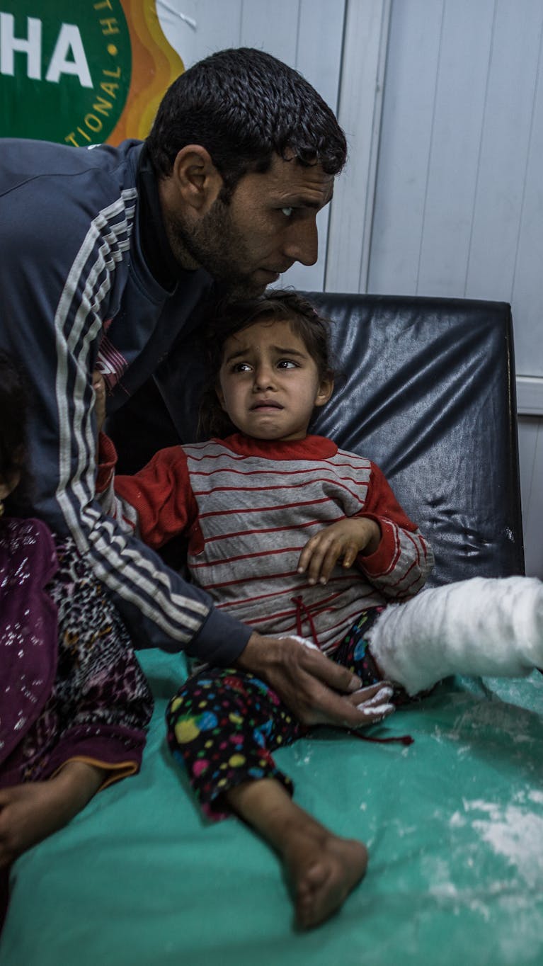 Manor Fouad Jasem wordt in een ziekenhuis in het oosten van Mosul behandeld aan een kogelwond