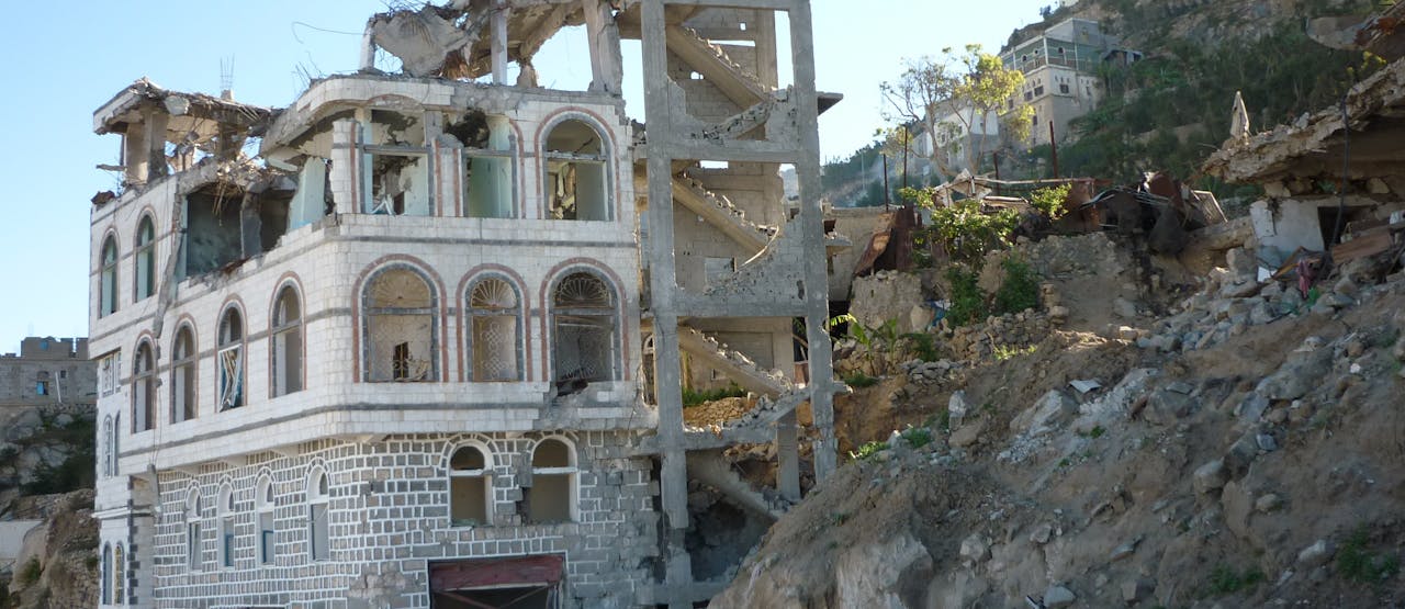 Een beschadigd gebouw in Sada (maart 2009).