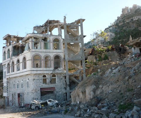 Een beschadigd gebouw in Sada (maart 2009). Een beschadigd gebouw in Sada (maart 2009).