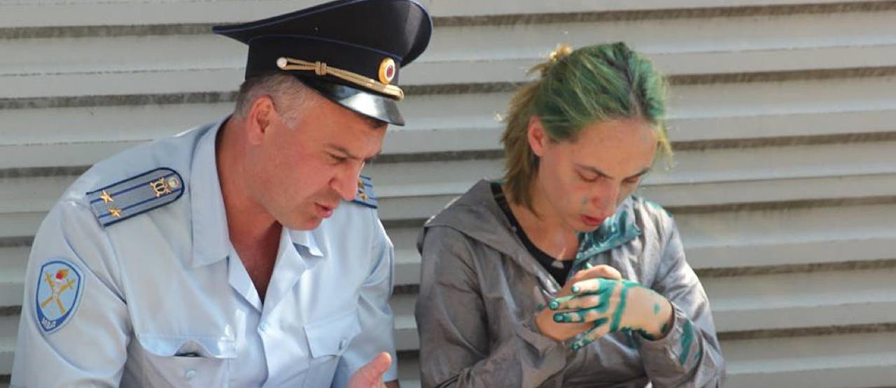 Elena Kostyuchenko besmeurt met groene verf