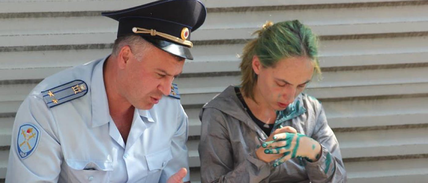 Elena Kostyuchenko besmeurt met groene verf