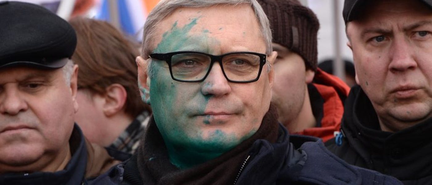 Mikhail Kasyanov besmeurd met groene verf