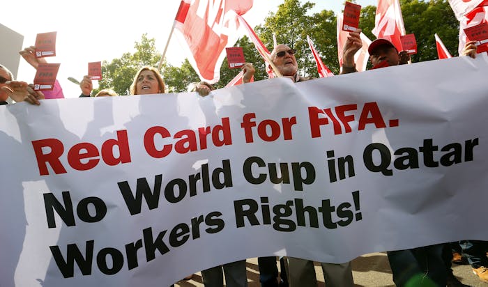 Demonstratie tegen de schending van de rechten van arbeidsmigranten in Qatar, waar in 2022 het WK voetbal plaatsvindt.