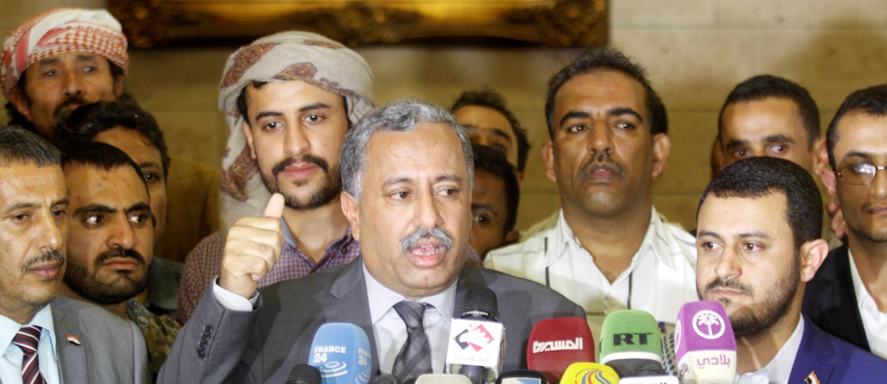 Aarif all-Zuka, secretaris-generaal van de Jemenitische politieke partij Algemeen Volkscongres spreekt de media toe na terugkeer van de vredesbesprekingen in Koeweit, juli 2016.