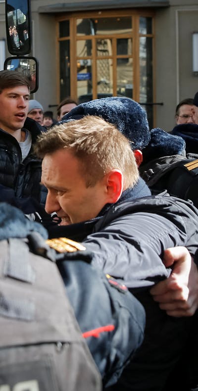 Politie-agenten pakken oppositieleider Alexey Navalny op tijdens demonstratie in Moskou