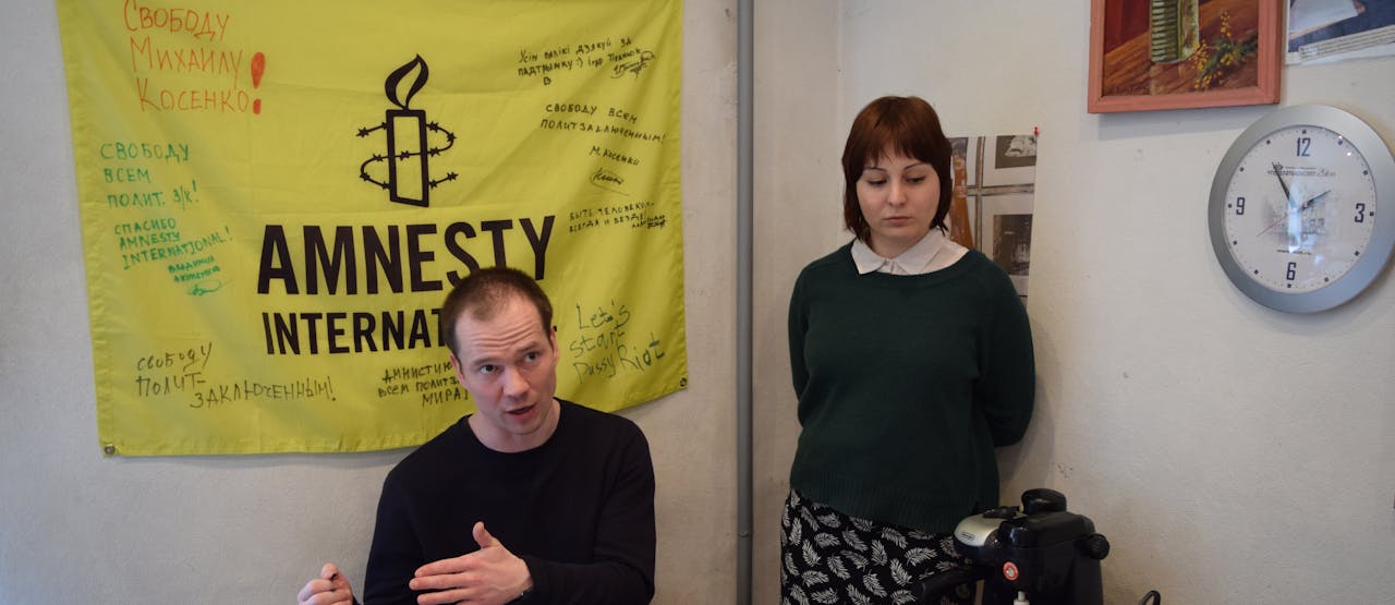 Ex-gewetensgevangene Ildar Dadin na zijn vrijlating op het Amnesty-kantoor in Moskou