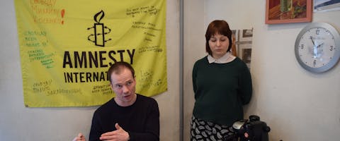 Ex-gewetensgevangene Ildar Dadin na zijn vrijlating op het Amnesty-kantoor in Moskou