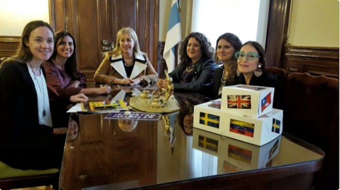 Amnesty International overhandigt 120.000 handtekeningen aan de Argentijnse autoriteiten om de onmiddellijke vrijlating van Belén te eisen.
