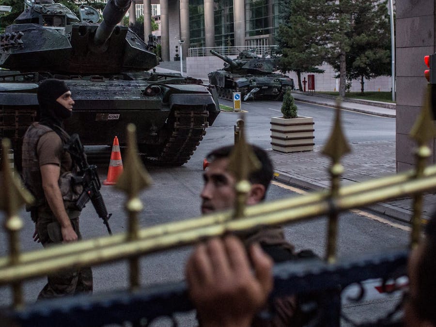 Turkse burgers schreeuwen naar soldaten die betrokken waren bij de arrestatie van vermeende coupplegers, op 16 juli 2016. De couppoging kostte aan meer dan 250 mensen het leven. De daarop uitgeroepen noodtoestand had een dramatische verslechtering van de mensenrechtensituatie in Turkije tot gevolg.