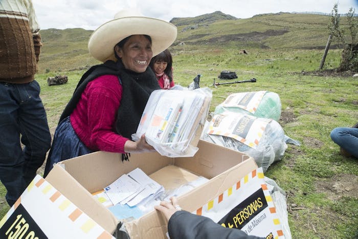 Een dolblije Máxima Acuna met de postzakken vol brieven van iedereen die voor haar heeft geschreven tijdens de Schrijfmarathon