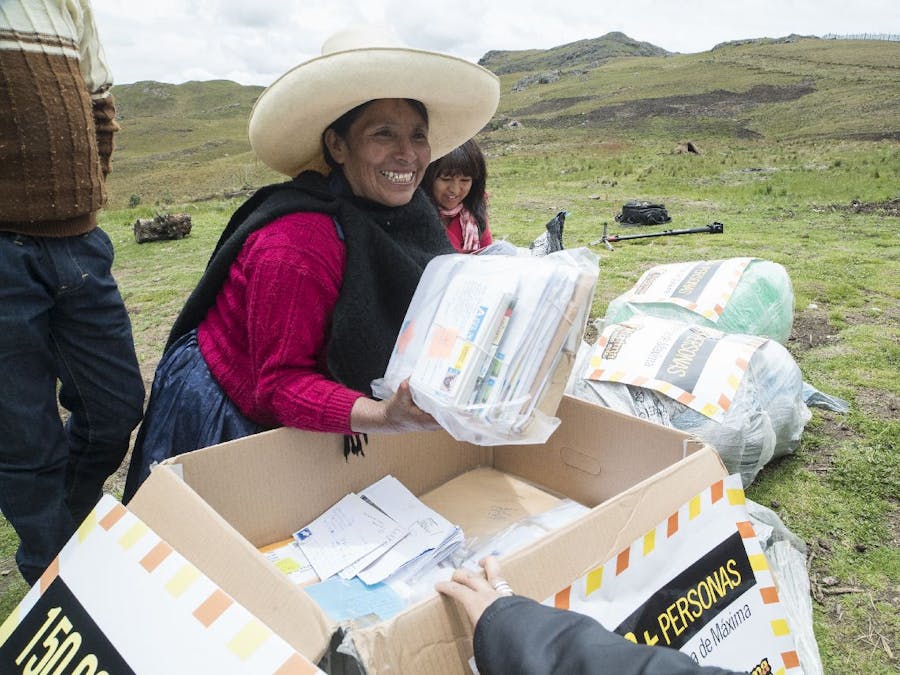 Een dolblije Máxima Acuna met de postzakken vol brieven van iedereen die voor haar heeft geschreven tijdens de Schrijfmarathon