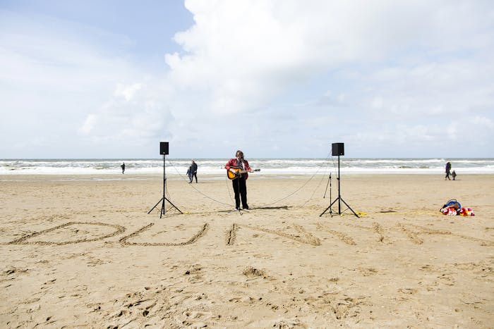 Herdenking voor verdronken vluchtelingen en migranten op de Middellandse Zee, Strand Scheveningen, 16 april 2017.