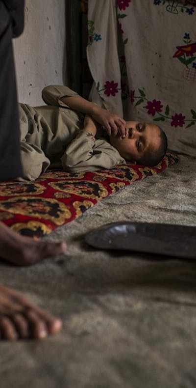 11-jarig kind in een Afghaans vluchtelingenkamp